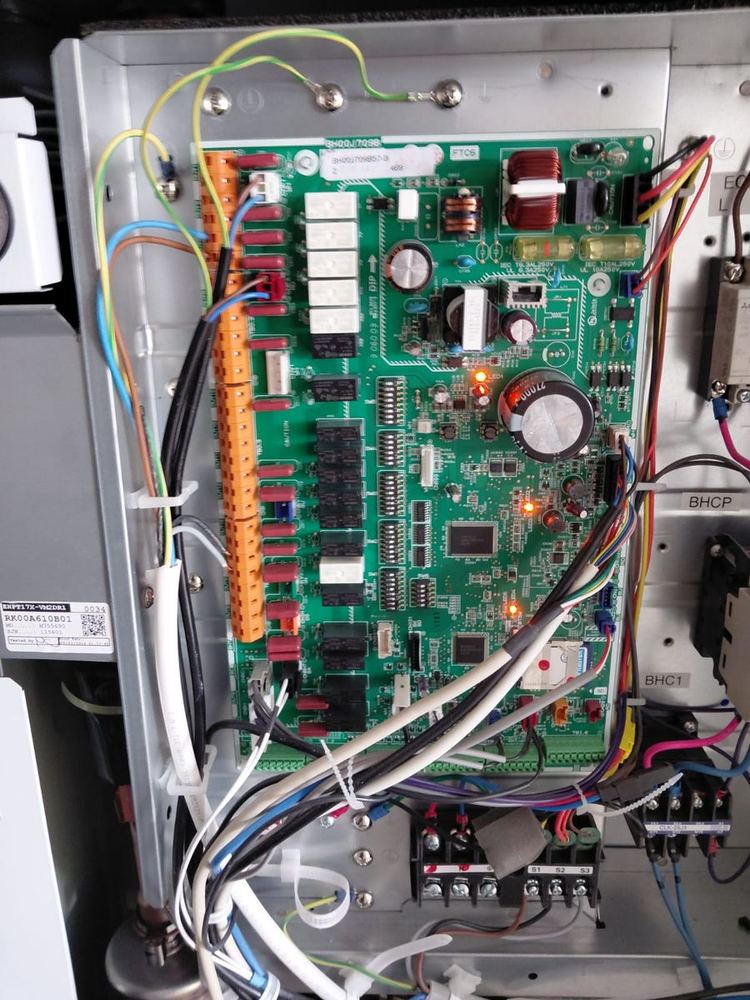 Heat pump control board during commissioning